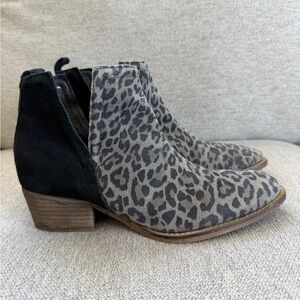 Diba True Women's Short Side Suede V-Cut Ankle Booties Leopard Print Boots 7.5
